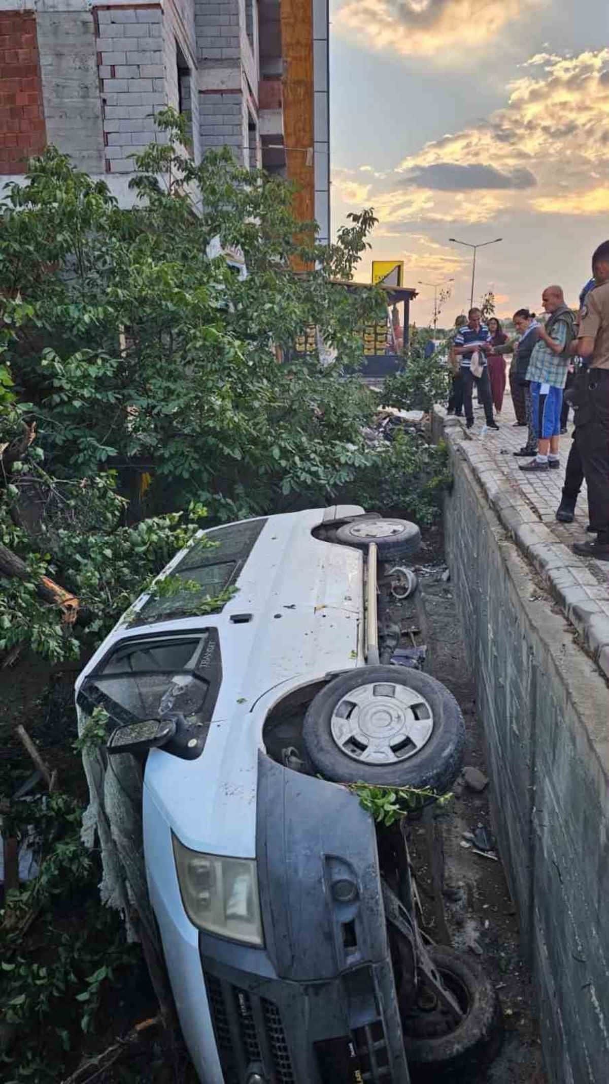 Elazığ’da transit bahçeye düştü