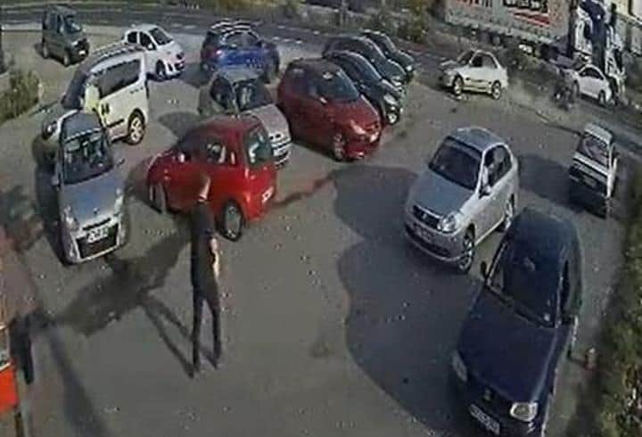 Otomobilin, önce motosiklete ardından park halindeki 5 araca çarptı kaza kamerada; 3 yaralı