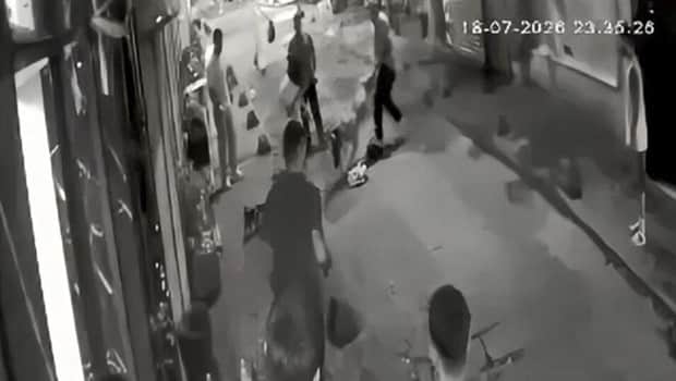 Beyoğlu'nda köpeklerin kavgasında kan aktı: Pitbullun sahibi bıçaklandı, terrierin sahibi tutuklandı
