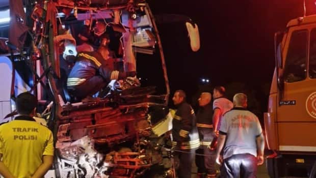 Gaziantep’te yolcu otobüsü tırla çarpıştı: 2 ölü, 22 yaralı