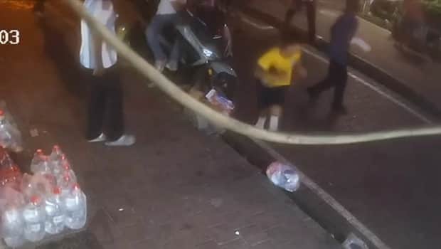 Midyeciyle tartışan şüpheli, kavgayı ayırmaya çalışan midyecinin kız kardeşini bıçakladı