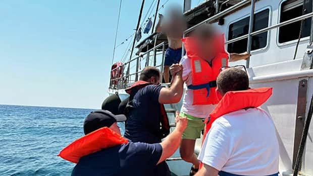 Marmaris’te gezi teknesi karaya oturdu! 11 kişi kurtarıldı