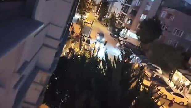 Bayrampaşa'da kafeye otomobilden silahlı saldırı: 3 müşteri yaralandı