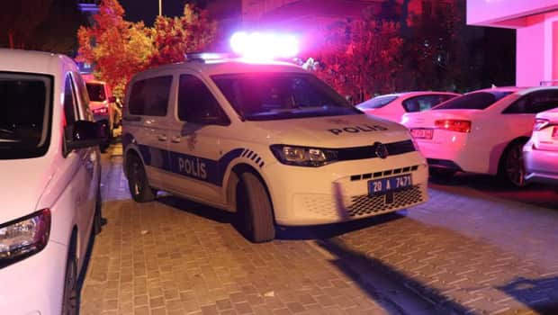 Ev arkadaşını bacağından bıçakladı