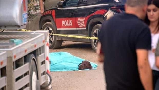 Sokakta dehşet saçtı… 4 çocuk annesi olan eşini öldürüp intihar etti