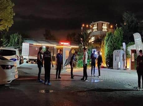 İstanbul Küçükçekmece'de kafede işletme sahibine silahla ateş açıldı! Yaralılar var