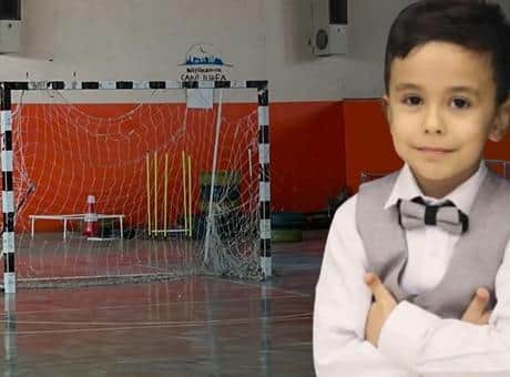 Spor salonunda 8 yaşındaki Mert Ali’nin oyunu faciayla bitti! Üzerine kale direği devrildi