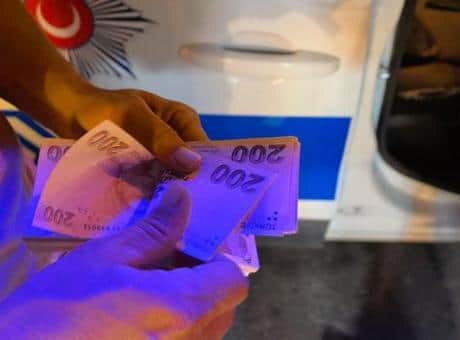 Bursa'da aracın üzerinde bulduğu çantadaki 30 bin TL'yi polise teslim etti