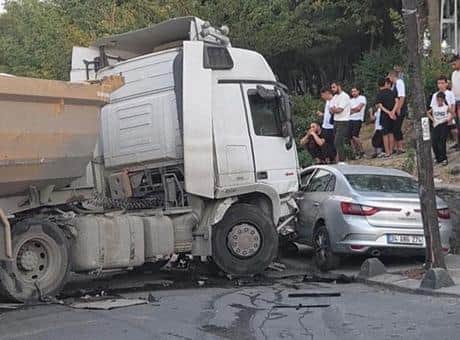 Esenler'de ortalık savaş alanına döndü! Freni boşalan kamyon park halindeki araçları ezdi