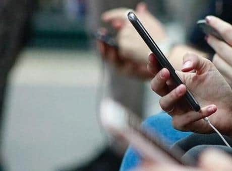 Fransa'da cep telefonu kararı: Yeni eğitim yılından itibaren liselerde yasaklandı