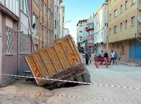 Eskişehir'de hafriyat kamyonu, çöken yoldaki çukura düştü