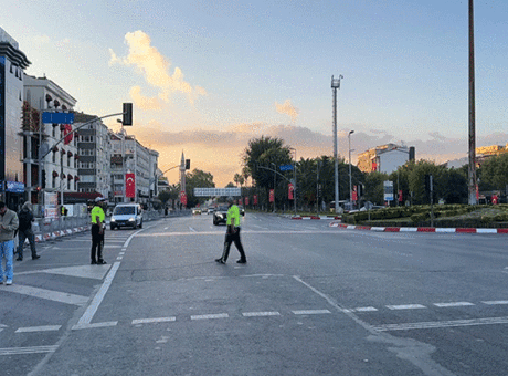 İstanbul'da Zafer Bayramı kutlamaları nedeniyle bazı yollar trafiğe kapatıldı