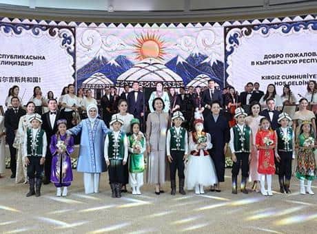 Emine Erdoğan, Kırgızistan'da etnik el sanatları sergisini ziyaret etti