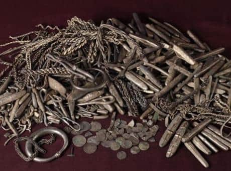 Bahçesinde kazı yaparken Viking hazinesi buldu! 'Tam 18.5 kilogram ağırlığında, Thor'un çekici de var'