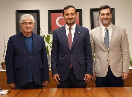 Üsküdar'da 4 CHP'li meclis üyesi AK Parti'ye katıldı