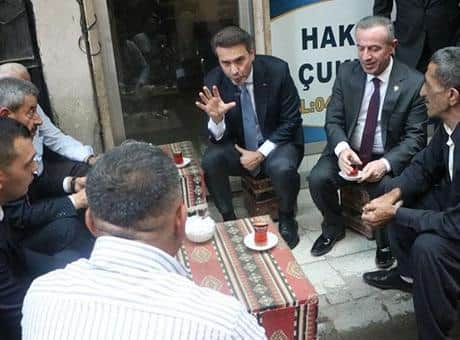 Bakan Bayraktar Hakkari'de çay ocağında vatandaşlarla sohbet etti: Doğunun yükselen yıldızı olacak