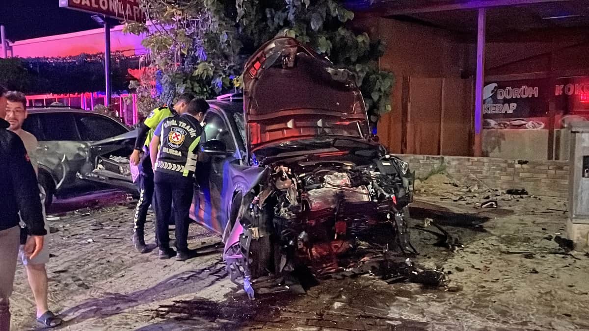 İki otomobil kafa kafaya çarpıştı. İki kişi öldü, iki yaralı