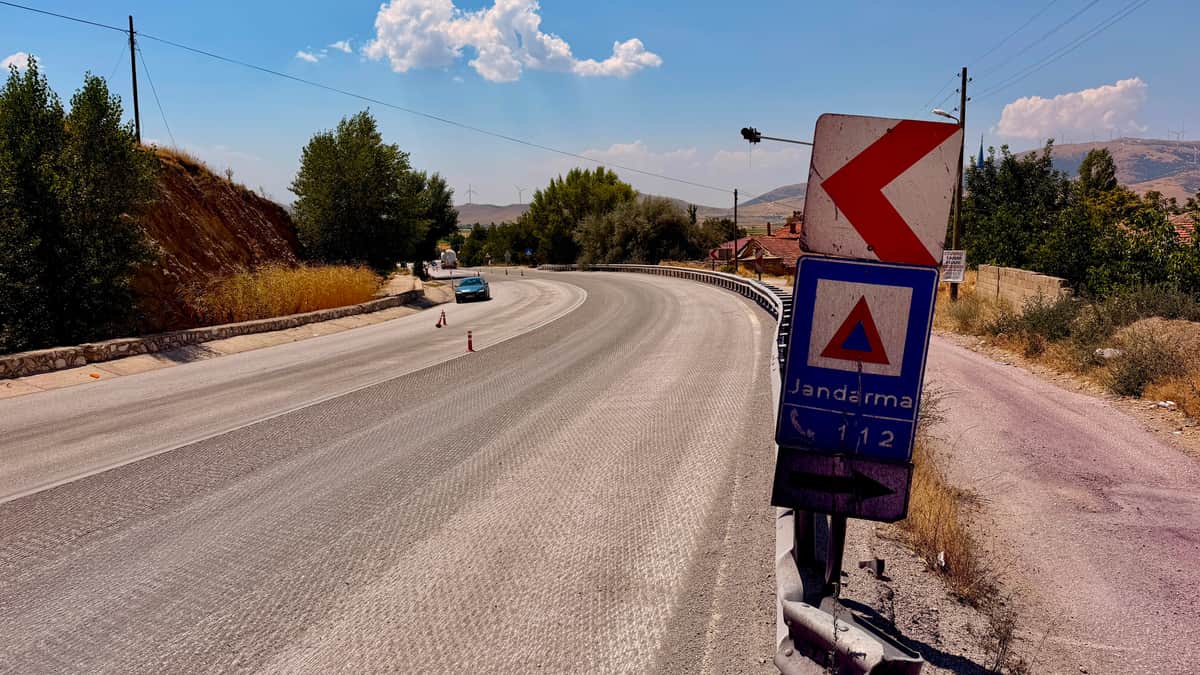 Tırdan dökülen boya araçların rengini değiştirmişti. O yol için çözüm bulundu