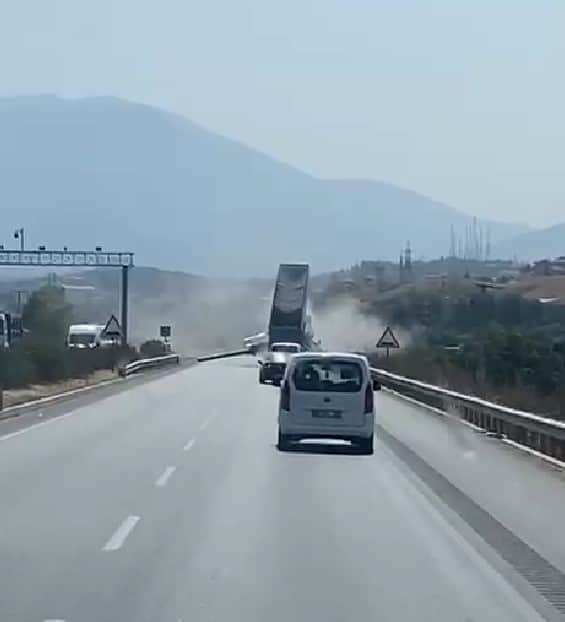 Dorsesini açık unutan tır EDS levhasını yerinden söktü