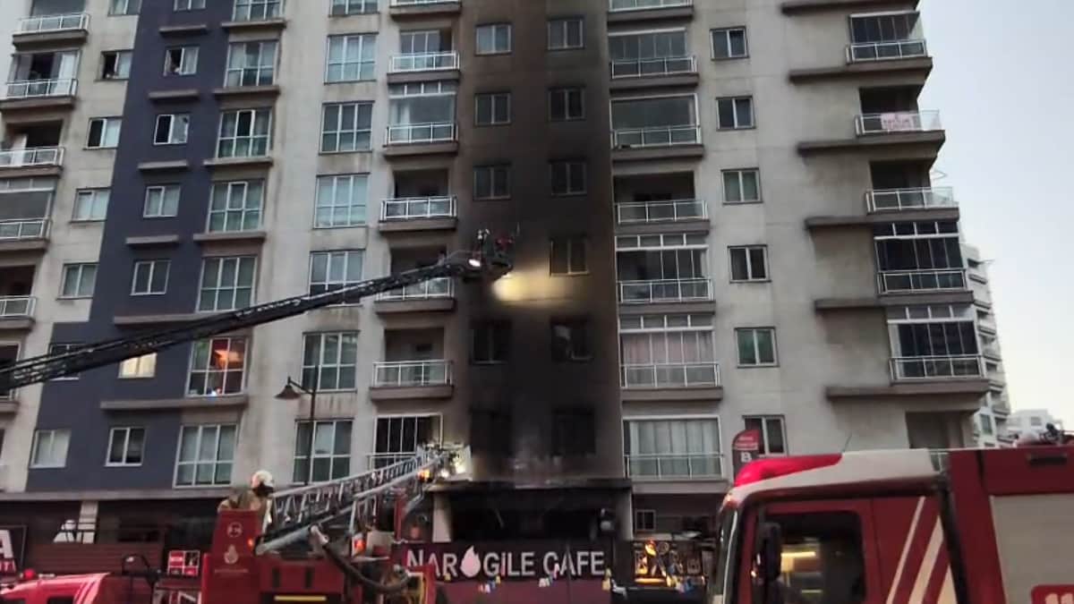 Esenyurt'ta kafe alev alev yandı