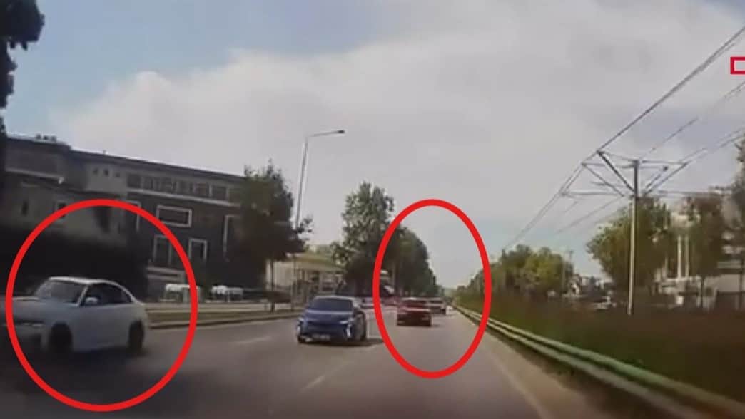 Otoyolda tehlikeli yarış: Makas atan otomobiller çarpıştı!