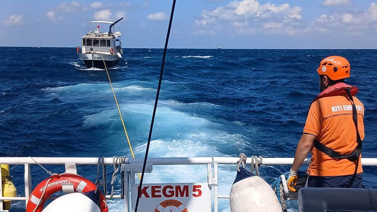 İstanbul Boğazı'nda sürüklenen tekne kurtarıldı
