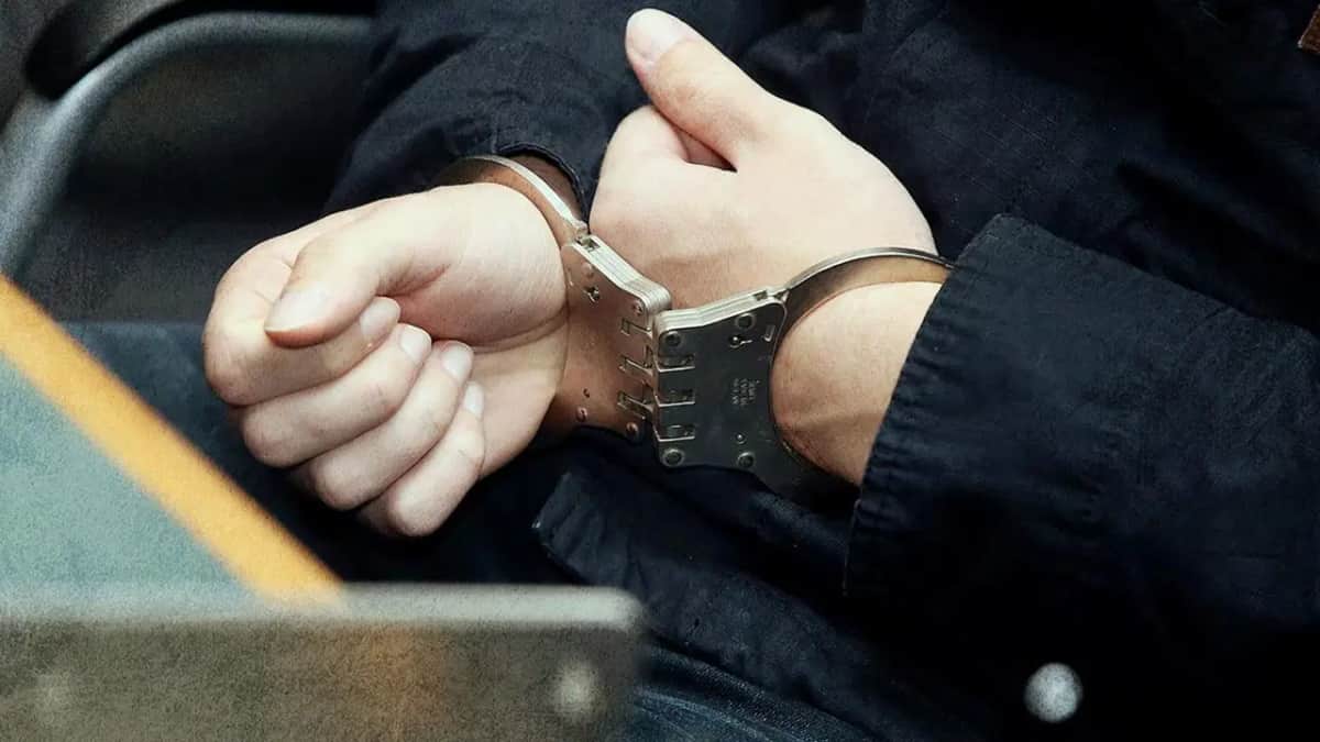 Manisa'da hastalardan ameliyat için para alan doktor tutuklandı