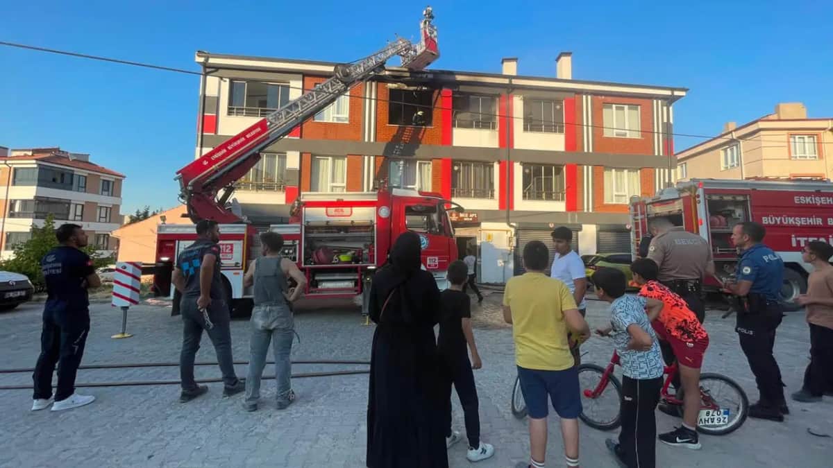 İki katlı binada yangın: 4 kişi dumandan etkilendi