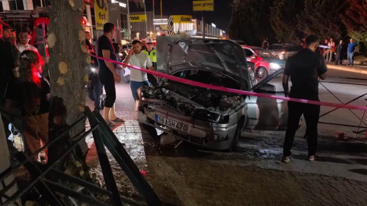 Otomobil beton direğe çarptı: Sürücü araçta sıkıştı