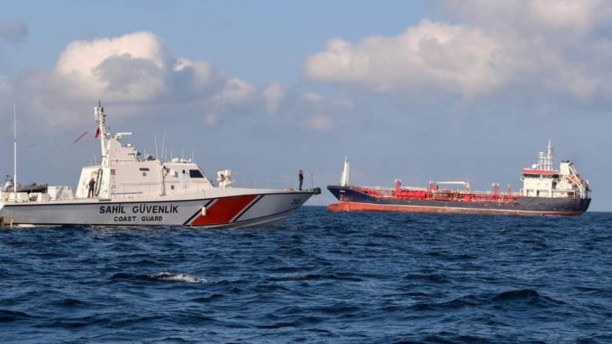 Silivri’de kayıp 10 mürettebat için umutlu bekleyiş: 'Umudumuz kayıp filika'
