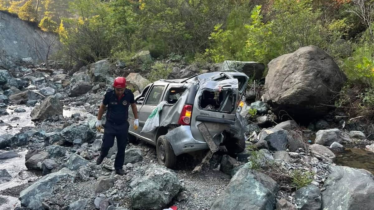 Otomobil, 50 metre yükseklikten dere yatağına düştü: 1 ölü, 1 yaralı