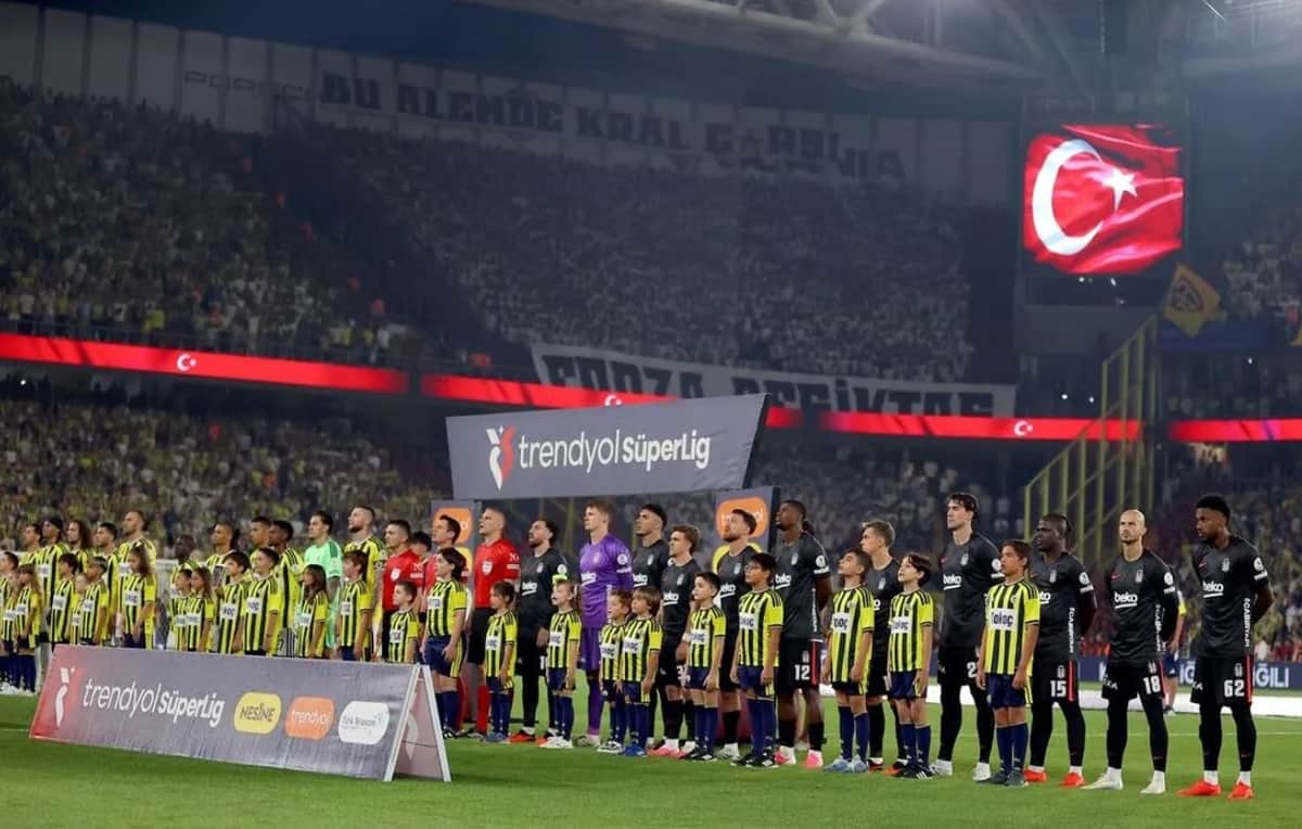 Tribünde bir Fenerbahçe taraftarı hayatını kaybetti