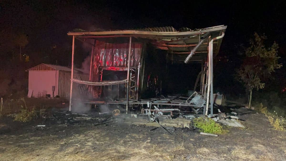 Sakarya'da çıkan yangında prefabrik ev kullanılamaz hale geldi