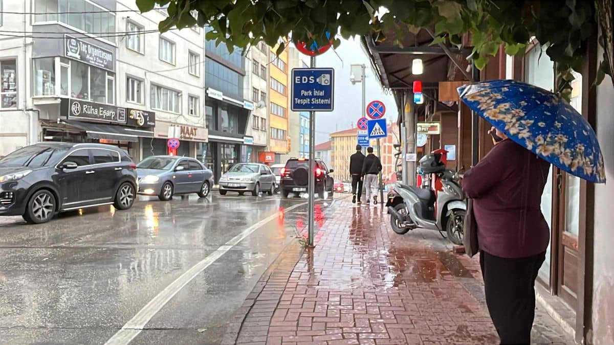 Bolu'da Sıcaklık 15 Derece Düştü, Sağanak Etkili
