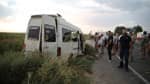 Şanlıurfa'da işçi servisi tahliye kanalına devrildi: 15 yaralı