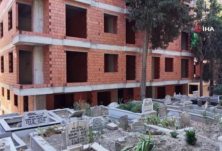 İstanbul'da mezarlık manzaralı daire