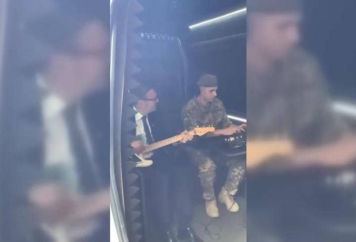 SAVAŞIN ORTASINDA MÜZİK! İngiliz Başbakan Burnham, Ukraynalı askerle gitar çaldı