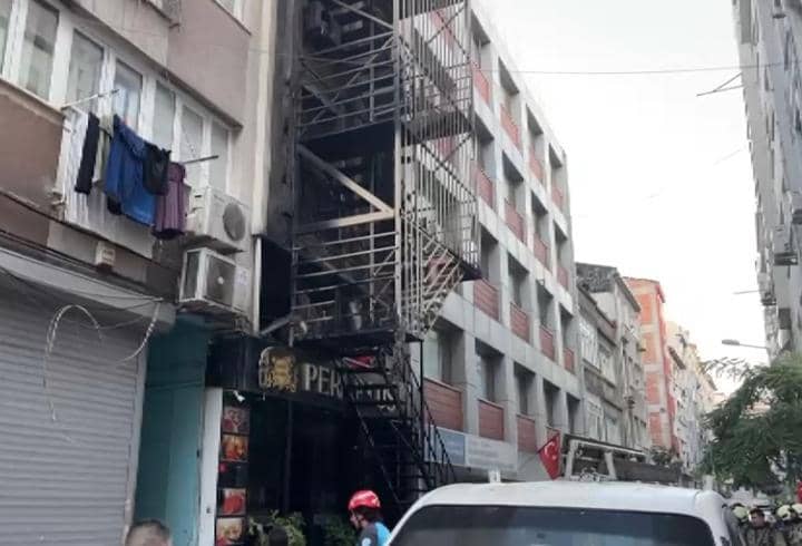 SON DAKİKA... Bakırköy'de otel yangını; ekipler müdahale ediyor