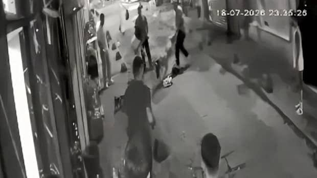 Beyoğlu'nda köpeklerin kavgasında kan aktı: Pitbullun sahibi bıçaklandı, terrierin sahibi tutuklandı