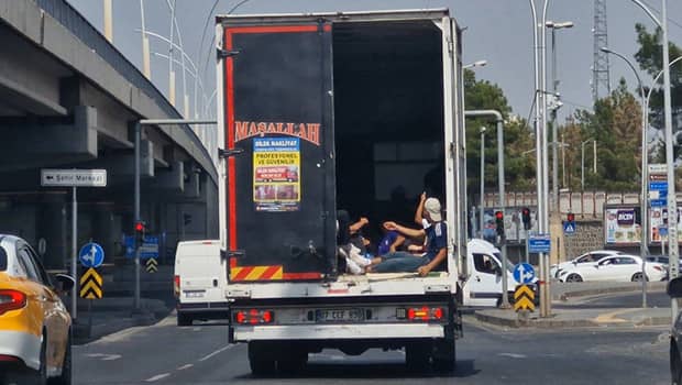 Kapısı açık nakliye kamyonetinin kasasında tehlikeli yolculuk kamerada