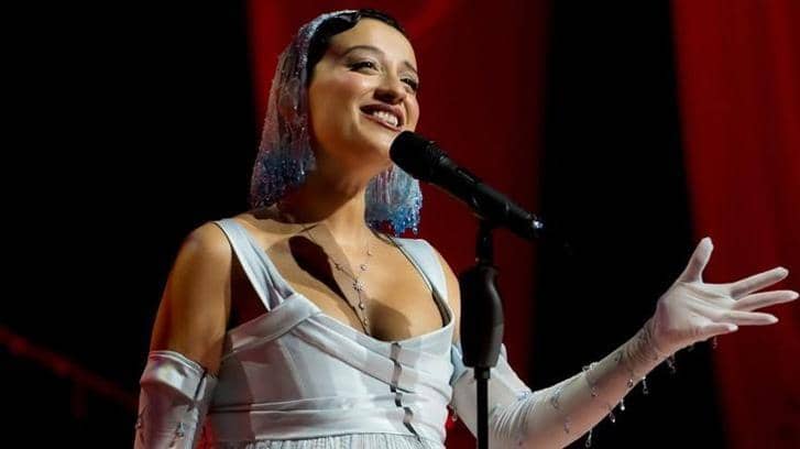Melike Şahin’den yeni tekli