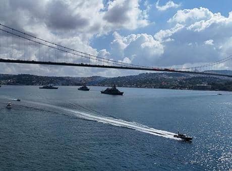 Deniz Kuvvetleri Komutanlığı'na bağlı 15 gemi İstanbul Boğazı'nda!
