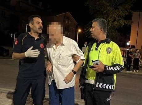 Direksiyon başında kalp krizi geçiren yaşlı adamın imdadına polis memurları yetişti