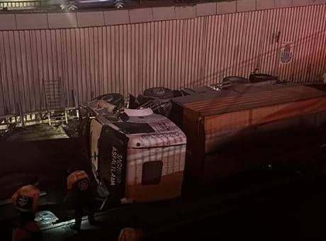 Avcılar'da asfalt kamyonu alt geçide düştü: Yol çift yönlü trafiğe kapatıldı