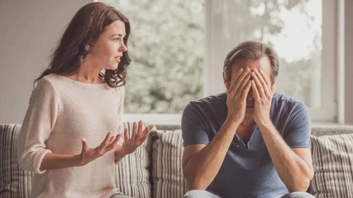 Karısının her şeyiyle ilgilenmesine rağmen beklediği ilgiyi göremeyen 4 erkek burcu: Bu burçların kalbi sessizce kırılıyor
