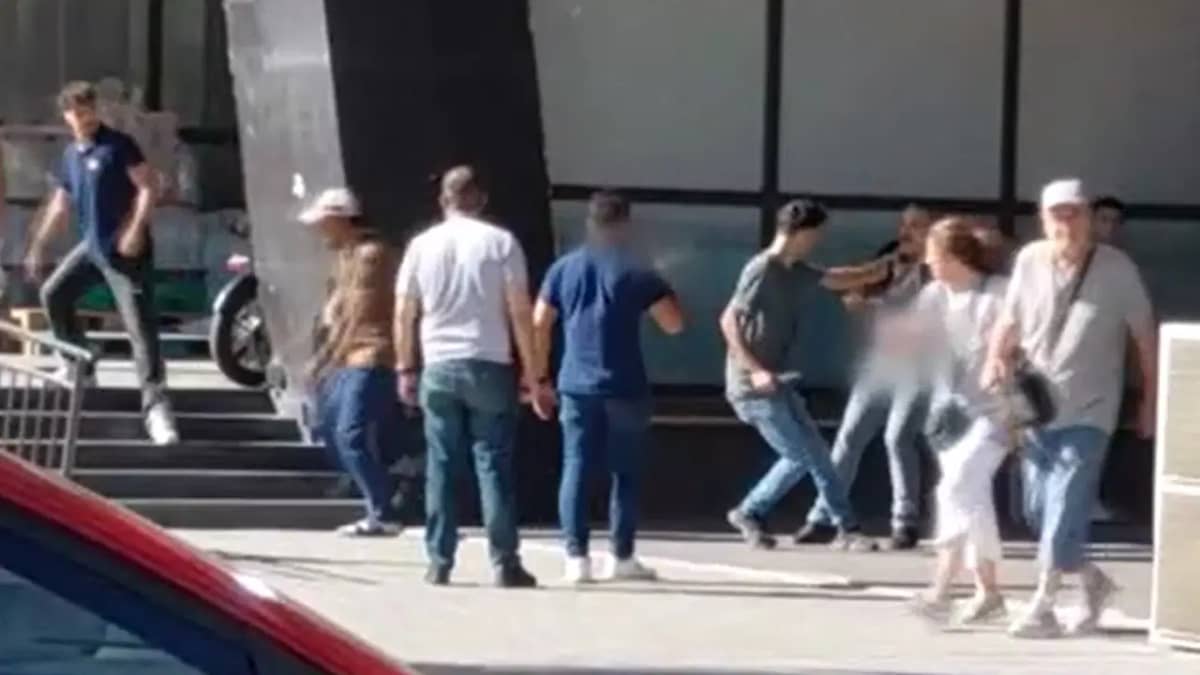 Korku dolu anlar: Elindeki bıçakla husumetlisine saldırdı