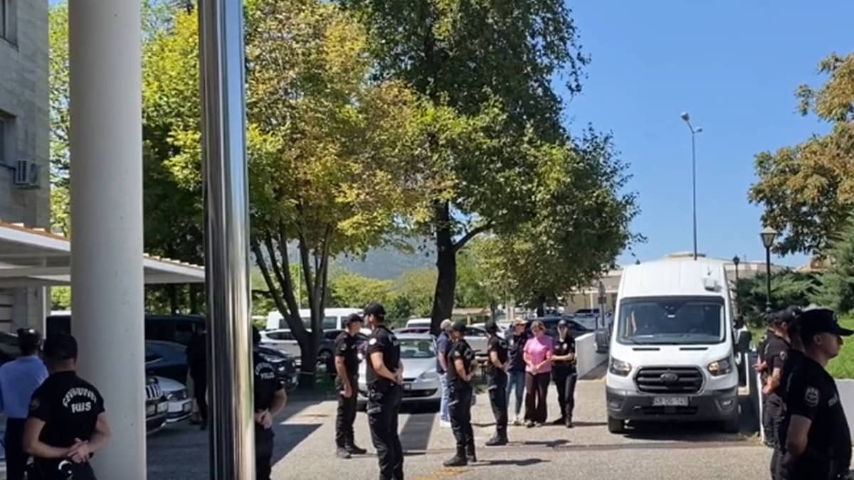 FETÖ'nün suikast timindeki eski yüzbaşıya destek sağladıkları belirlenen 10 şüpheli serbest bırakıldı