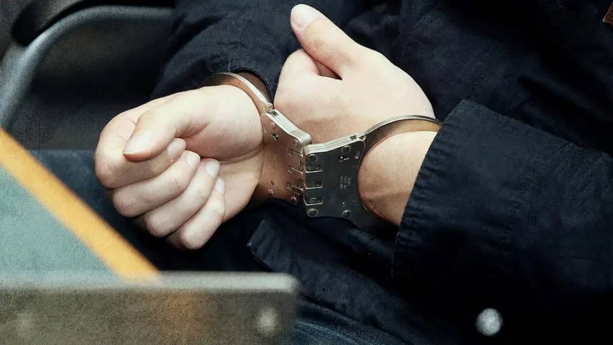 Manisa'da hastalardan ameliyat için para alan doktor tutuklandı