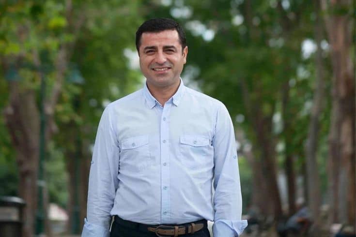 Durumu belirsiz denildi: Bahçeli'nin kurmayı canlı yayına not gönderdi Durumu belirsiz denildi: Bahçeli'nin kurmayı canlı yayına not gönderdi