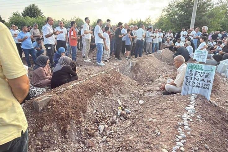 Yürek yakan manzara: 5 kardeş ve 2 yeğen yan yana toprağa verildi Yürek yakan manzara: 5 kardeş ve 2 yeğen yan yana toprağa verildi